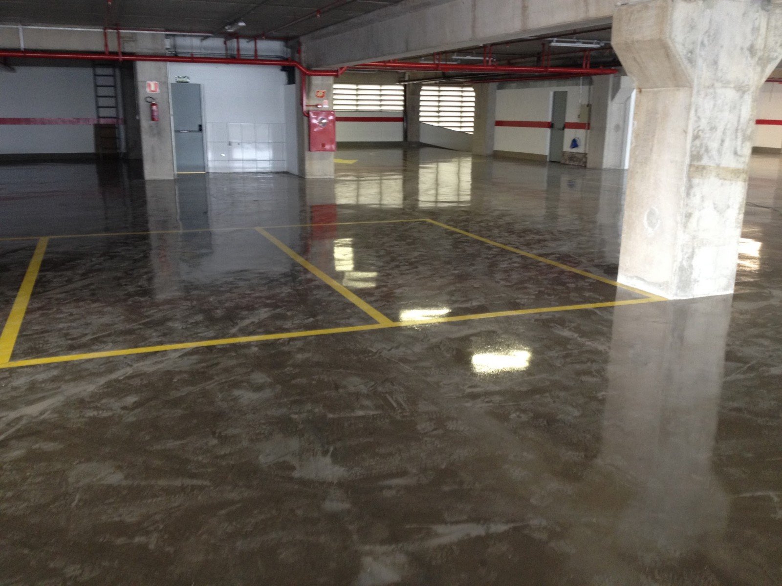 Preparação de concreto polido em área industrial antes do acabamento final