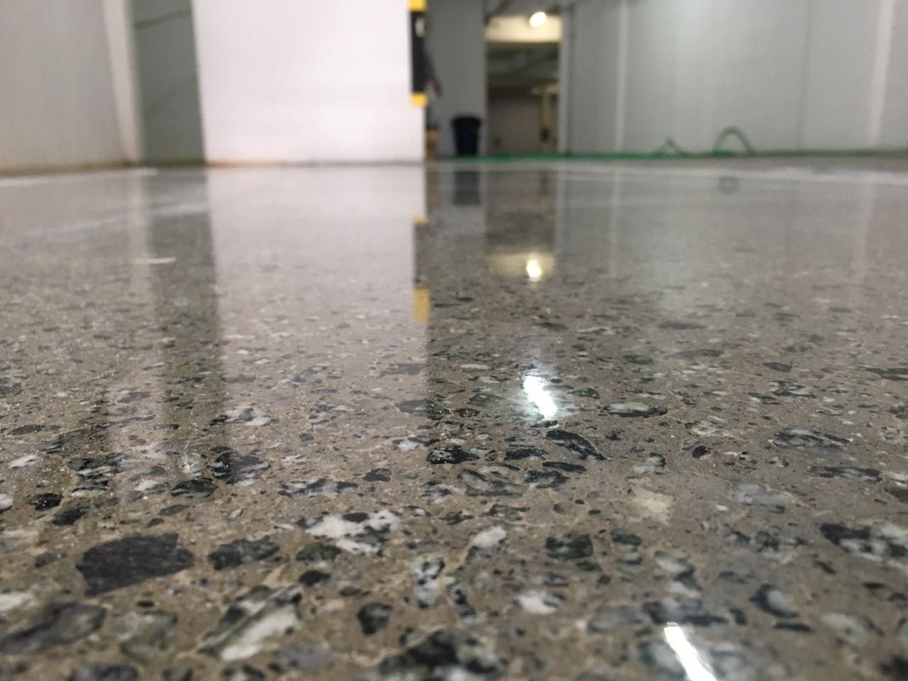 Concreto polido industrial com acabamento brilhante e superfície resistente