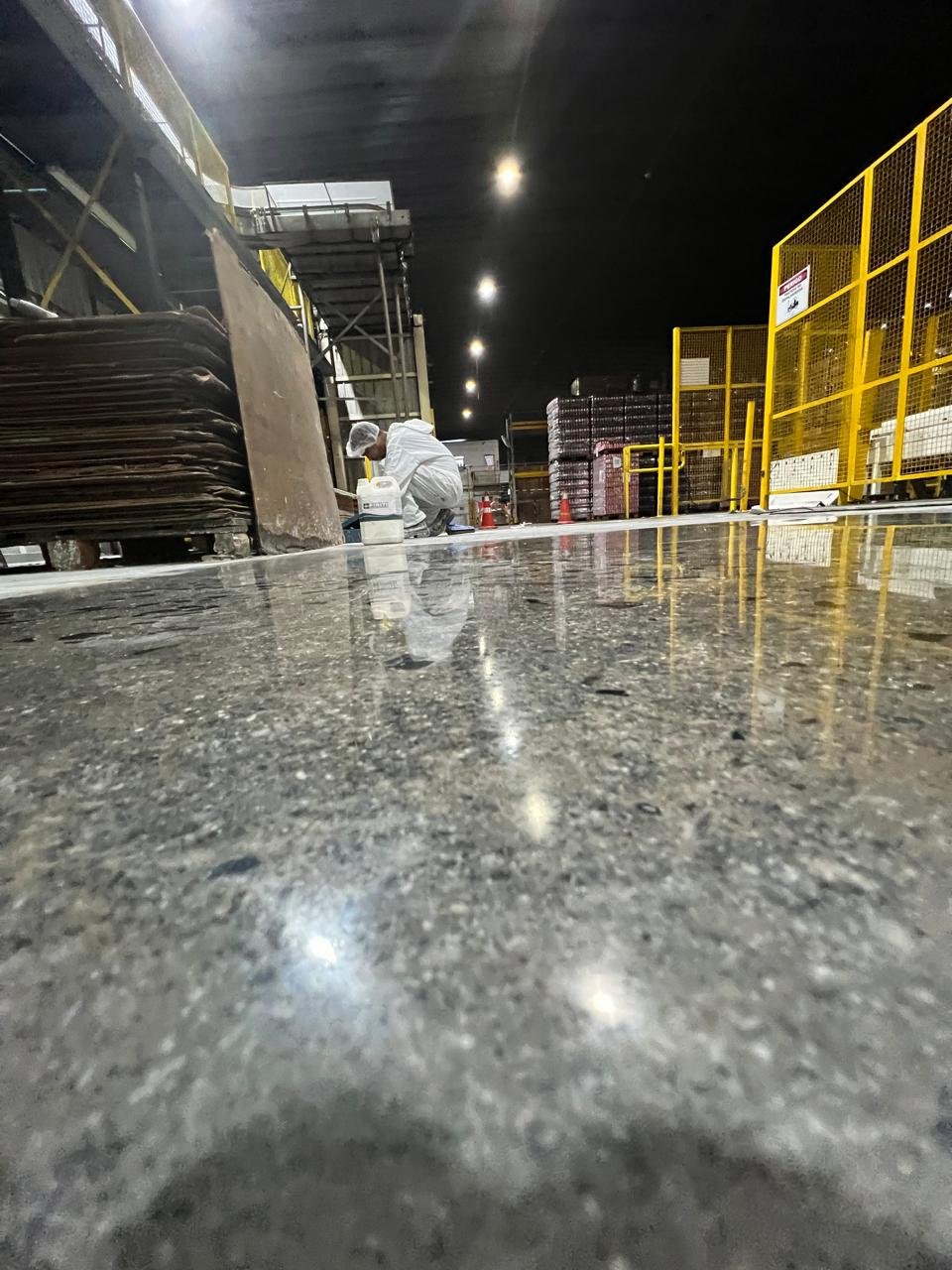 Concreto polido industrial com acabamento brilhante e superfície resistente