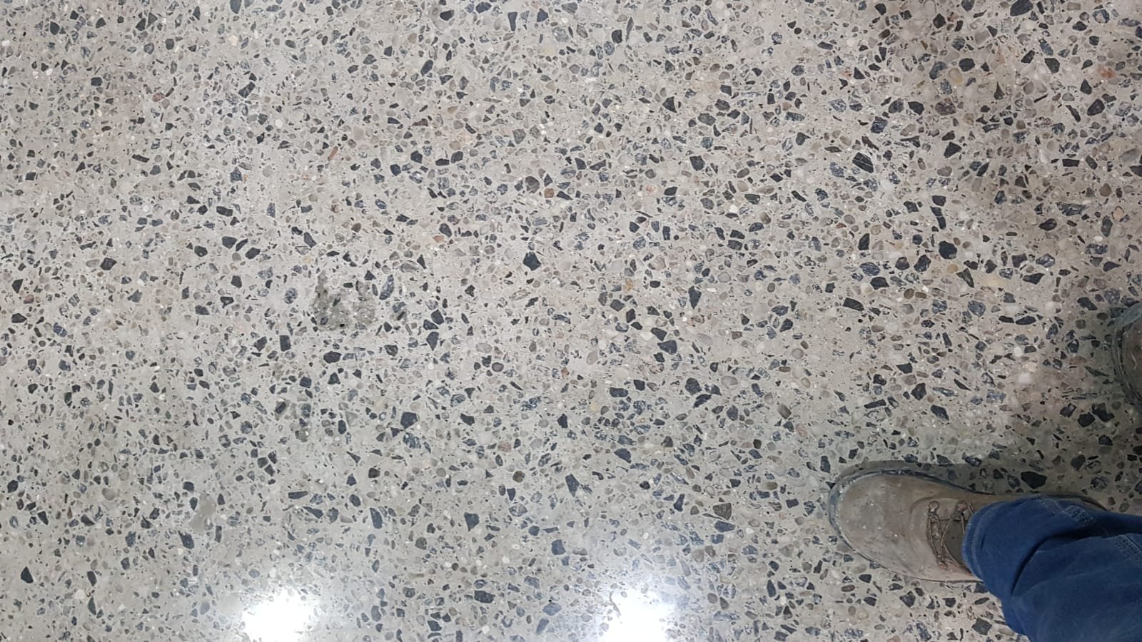 Concreto polido industrial com acabamento brilhante e superfície resistente