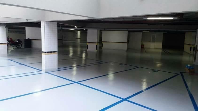 Aplicação de resina em piso industrial com acabamento brilhante em área interna