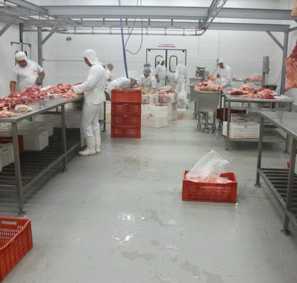 Piso industrial para cozinha profissional com revestimento cinza resistente à limpeza