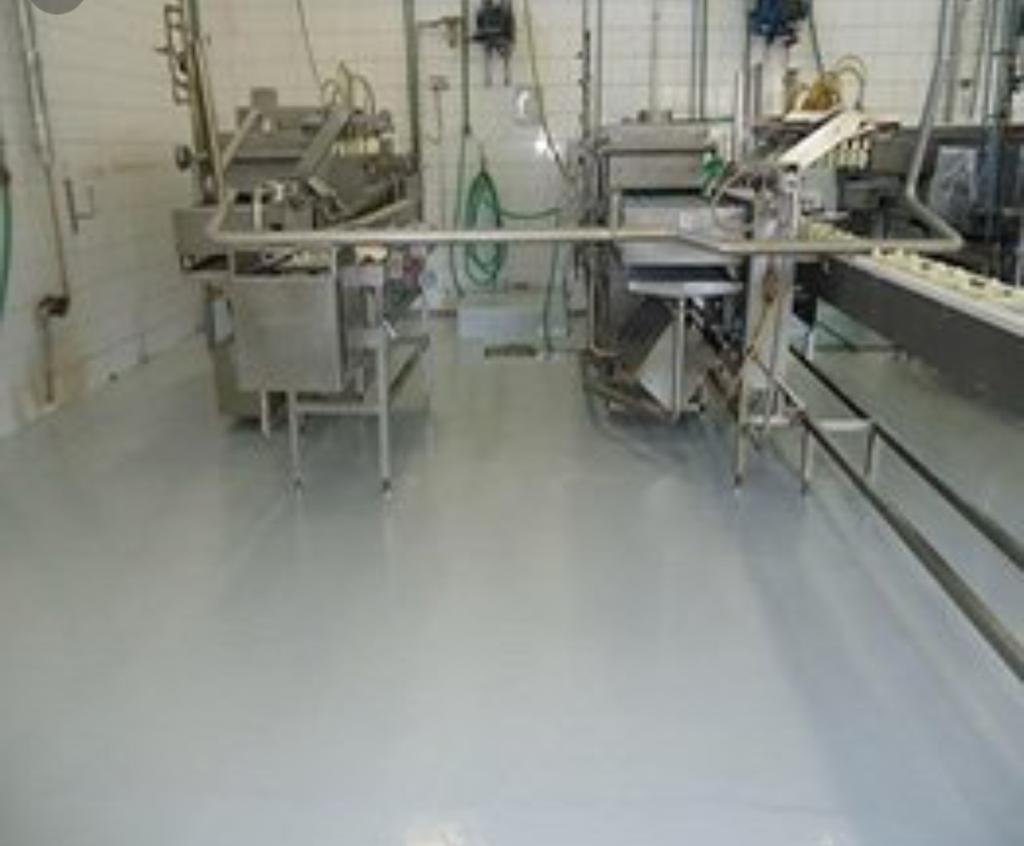 Piso industrial para cozinha profissional com revestimento cinza resistente à limpeza