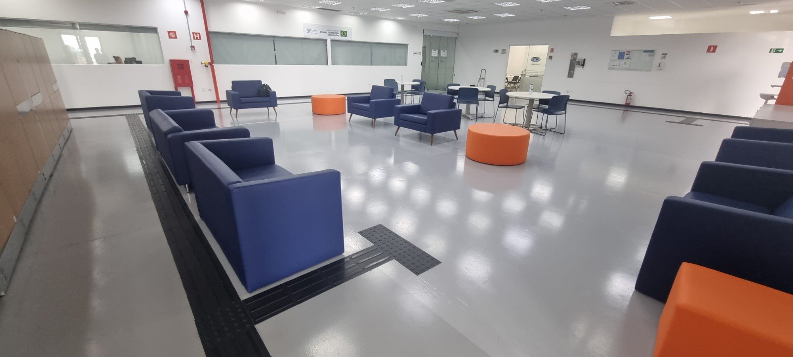 Piso epóxi azul aplicado em laboratório com acabamento brilhante e superfície lisa