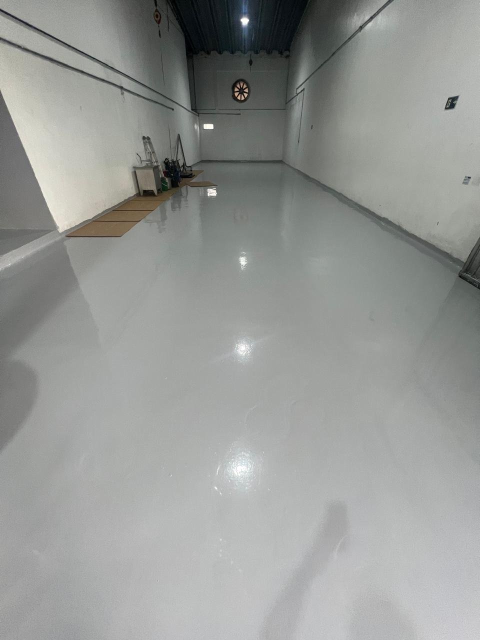 Piso de uretano branco com acabamento liso e brilhante em área interna
