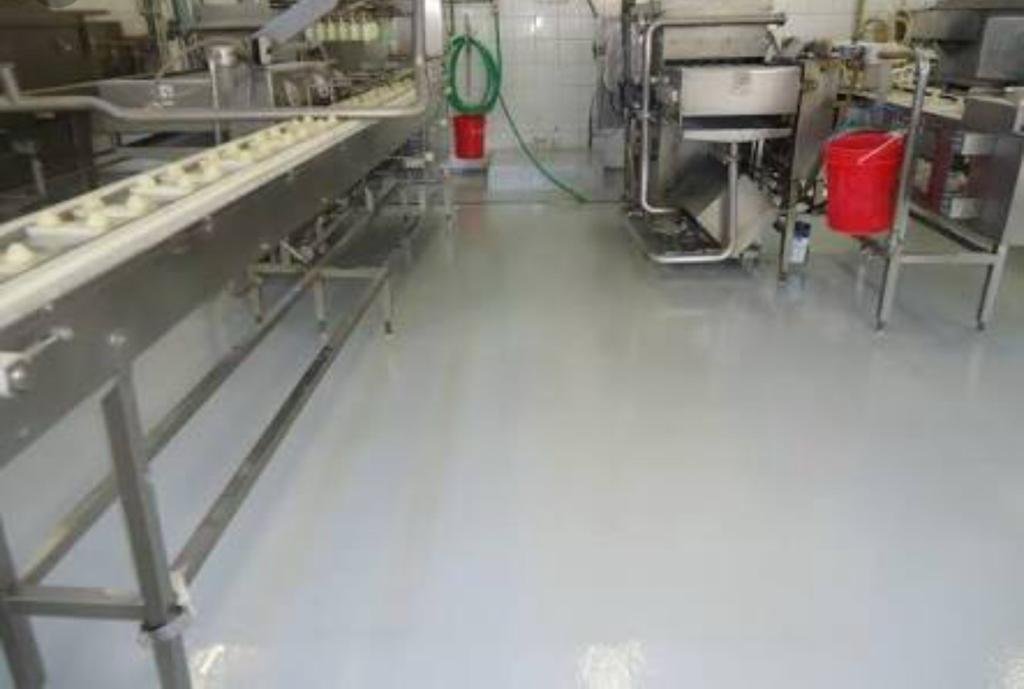 Piso industrial para cozinha profissional com revestimento cinza resistente à limpeza