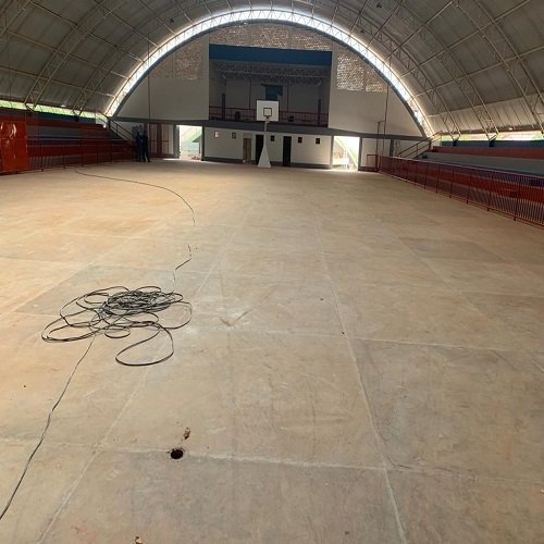 Preparação de concreto polido em área industrial antes do acabamento final