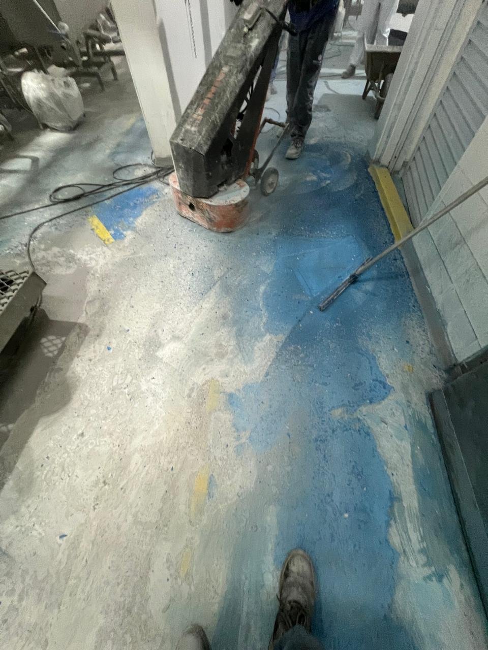 Preparação de concreto polido em área industrial antes do acabamento final