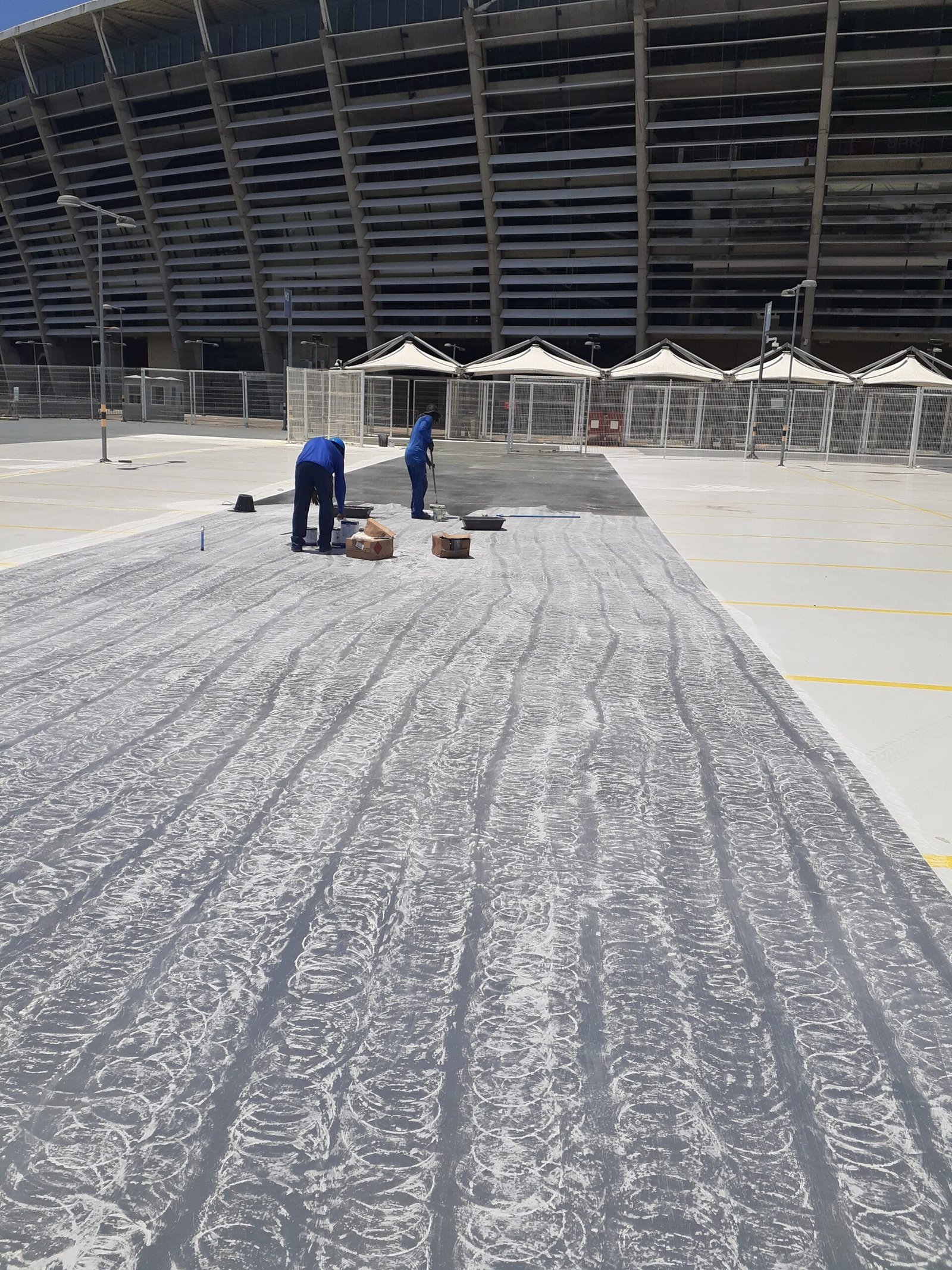 Preparação de concreto polido em área industrial antes do acabamento final